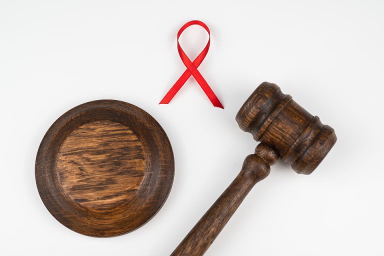 Palu hakim dan pita merah untuk orang dengan HIV. Simbol perlindungan hukum untuk orang dengan HIV, dan populasi kunci.