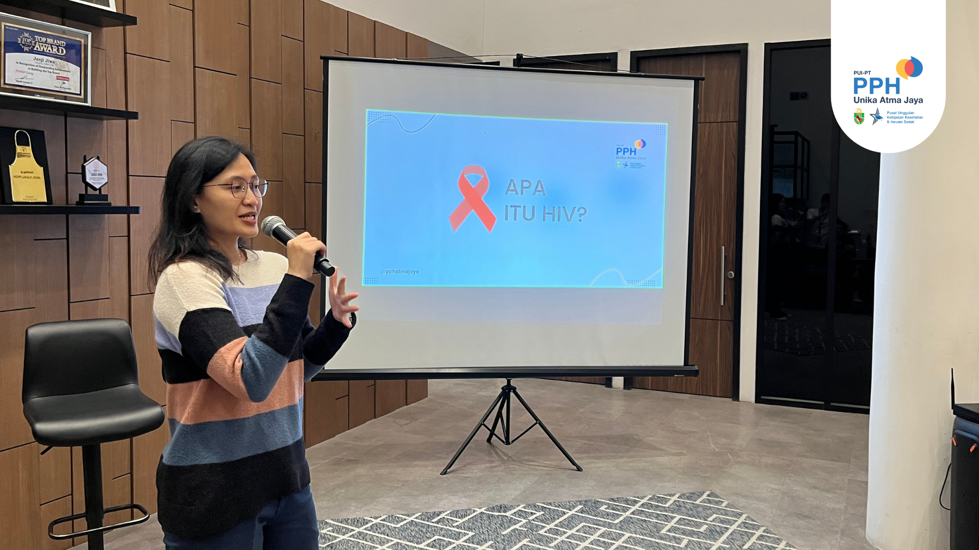 Theresia Pusparum mengisi materi dasar tentang HIV dan AIDS pada World's AIDS Day bersama Teman Sejiwa oleh Janji Jiwa Group.