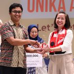 Gracia Simanullang dari PPH UAJ menerima penghargaan Atma Jaya Award 2026 oleh LPPM UAJ atas program pengabdian kepada masyarakat bersama Fakultas Psikologi UAJ.