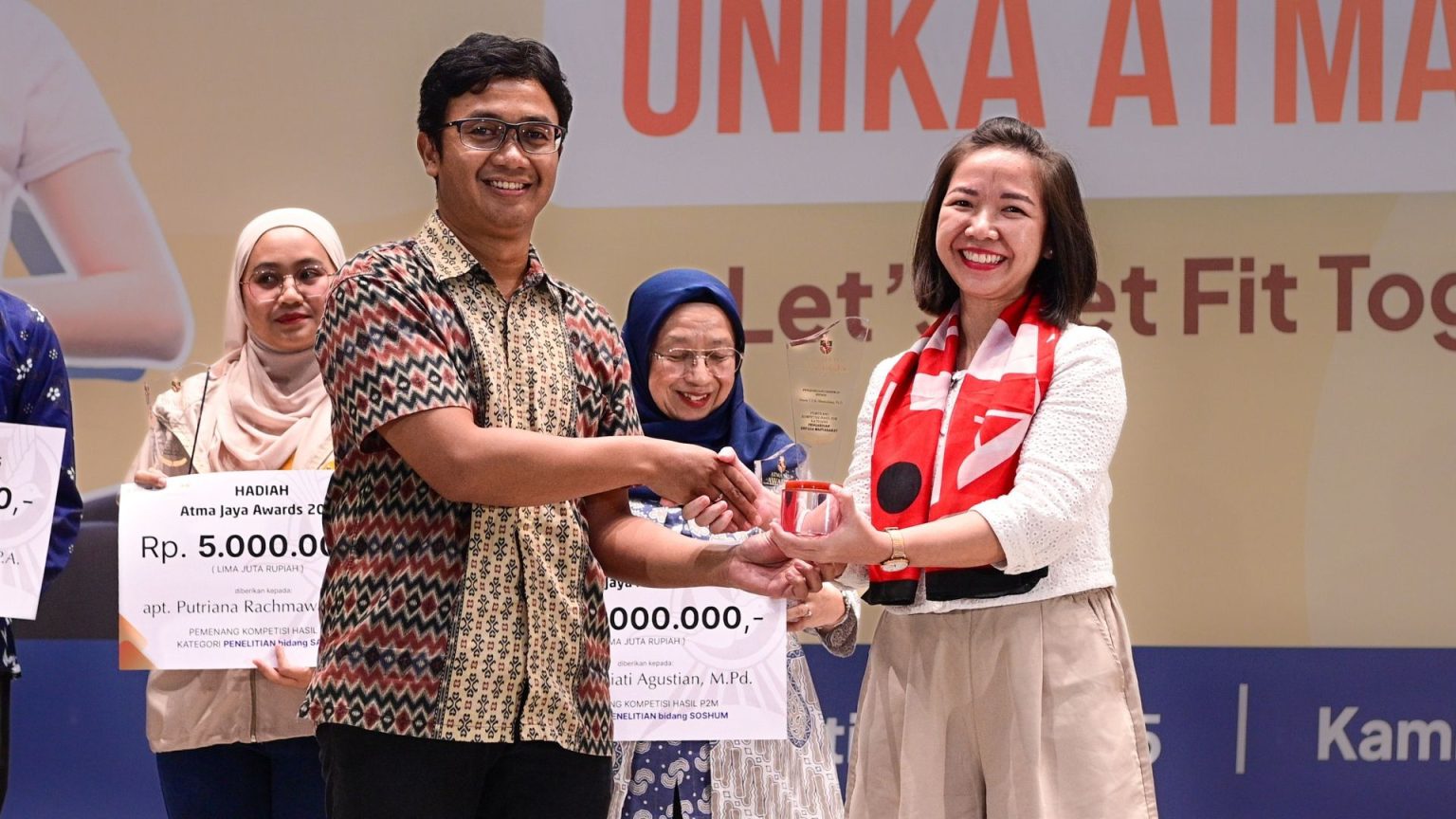Gracia Simanullang dari PPH UAJ menerima penghargaan Atma Jaya Award 2026 oleh LPPM UAJ atas program pengabdian kepada masyarakat bersama Fakultas Psikologi UAJ.
