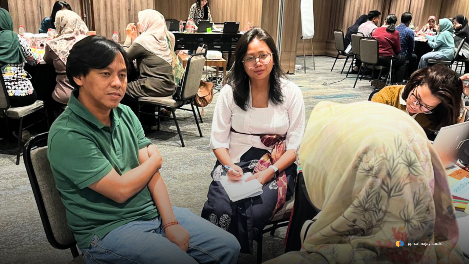 Made Diah Negara (tengah) sedang melakukan role play dengan peserta Workshop bersama EpiC Indonesia, Dinas Kesehatan Provinsi DKI Jakarta, Banten, dan Jawa Barat. Pelatihan Komunikasi untuk Tenaga Kesehatan melalui Pendekatan Motivation Interviewing