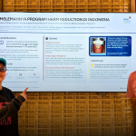 Inoe (kiri) dan Maradona (kanan) dalam KIOS - PPH UAJ dalam 2nd Conference on Drug Research and Policy 2026 menampilkan poster dari studi terbaru tentang menyoroti tantangan program harm reduction di Indonesia yang kini hanya menjadi pelengkap dalam penanganan HIV.