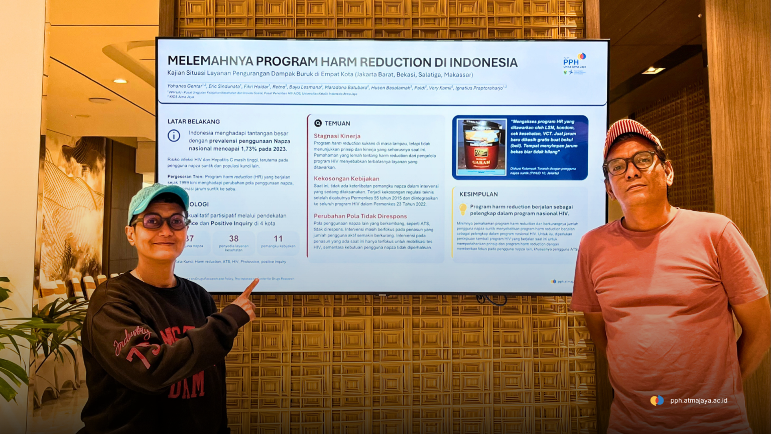Inoe (kiri) dan Maradona (kanan) dalam KIOS - PPH UAJ dalam 2nd Conference on Drug Research and Policy 2026 menampilkan poster dari studi terbaru tentang menyoroti tantangan program harm reduction di Indonesia yang kini hanya menjadi pelengkap dalam penanganan HIV.