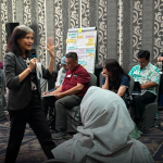 Evi Sukmaningrum memberikan materi tentang Komunikasi Empatik melalui pendekatan Motivational Interviewing dengan peserta Workshop bersama EpiC Indonesia, Dinas Kesehatan Provinsi DKI Jakarta, Banten, dan Jawa Barat. Pelatihan Komunikasi untuk Tenaga Kesehatan melalui Pendekatan Motivation Interviewing