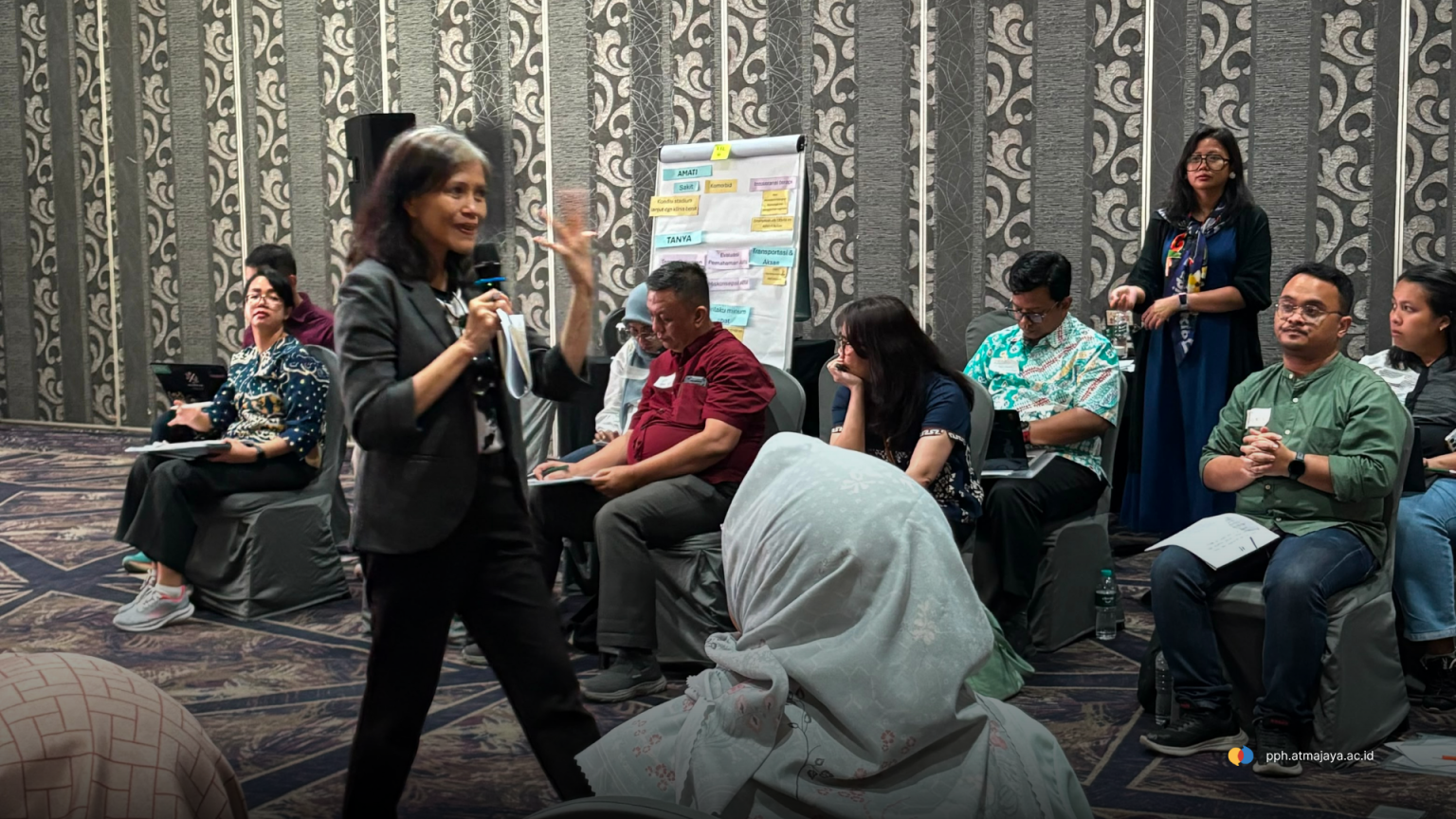 Evi Sukmaningrum memberikan materi tentang Komunikasi Empatik melalui pendekatan Motivational Interviewing dengan peserta Workshop bersama EpiC Indonesia, Dinas Kesehatan Provinsi DKI Jakarta, Banten, dan Jawa Barat. Pelatihan Komunikasi untuk Tenaga Kesehatan melalui Pendekatan Motivation Interviewing
