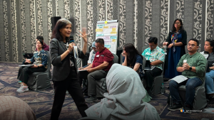 Evi Sukmaningrum memberikan materi tentang Komunikasi Empatik melalui pendekatan Motivational Interviewing dengan peserta Workshop bersama EpiC Indonesia, Dinas Kesehatan Provinsi DKI Jakarta, Banten, dan Jawa Barat. Pelatihan Komunikasi untuk Tenaga Kesehatan melalui Pendekatan Motivation Interviewing