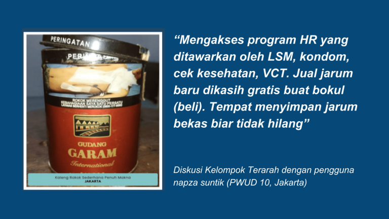 Kiri: Foto kaleng rokok gudang garam. Kanan: deskripsi foto dari partisipan Photovoice. Deskripsinya adalah: “Mengakses program HR yang ditawarkan oleh LSM, kondom, cek kesehatan, VCT. Jual jarum baru dikasih gratis buat bokul (beli). Tempat menyimpan jarum bekas biar tidak hilang”
